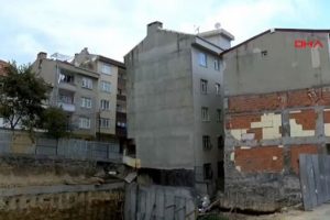 &Ccedil;&ouml;kme riskine karşı bina boşaltıldı