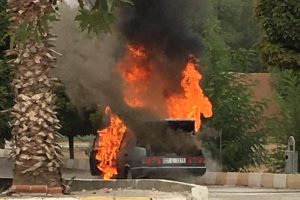 Park halindeki otomobil, alev alev yandı