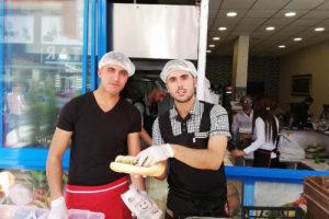 Fırsat&ccedil;ıları protesto i&ccedil;in 200 kilo ekmek arası hamsi dağıttı