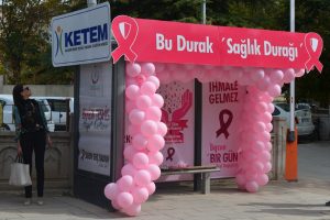 Meme kanserinde fakındalık i&ccedil;in "pembe" otob&uuml;s durağı