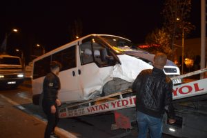 Lastiği fırlayan minib&uuml;s 2 araca &ccedil;arptı