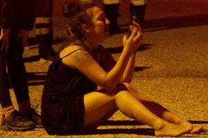 Evinin yanışını g&ouml;zyaşlarıyla izledi!