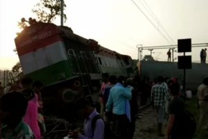 Hindistan'da tren raydan çıktı: 5 ölü, 35 yaralı
