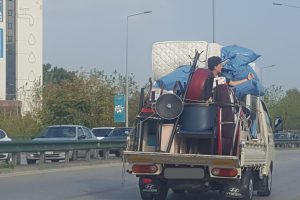 Bursa'da kamyonetin kasasında tehlikeli yolculuk