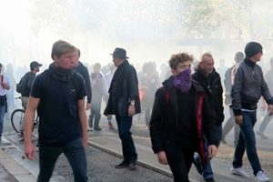 Binlerce kişi h&uuml;k&uuml;meti protesto edildi