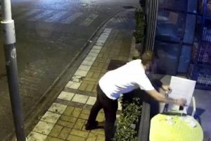 22 yaşındaki gen&ccedil; bunu yaptı! Pencereden elini uzatıp...