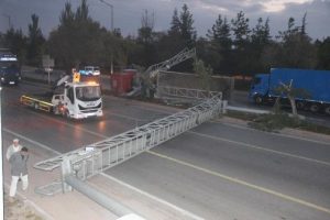 Damperi a&ccedil;ılan TIR devrildi