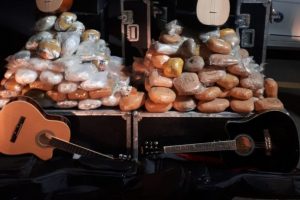 Gitar ve sazın i&ccedil;ine saklamışlar!