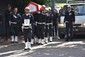 G&ouml;rev başında kalp krizi ge&ccedil;iren polis, toprağa verildi