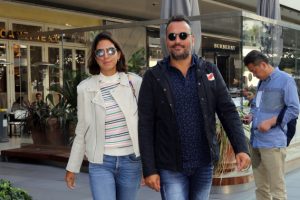Eşiyle kahvaltı keyfi yaptı