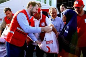 Bakan Albayrak Endonezya'da yardım dağıttı