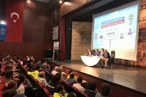Futbolun efsaneleri Mardinli gen&ccedil;lerle buluştu