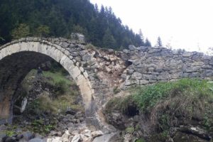 G&uuml;m&uuml;şhane'de, kemer k&ouml;pr&uuml;de ka&ccedil;ak kazı yapan 4 kişi yakalandı