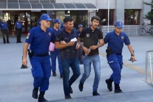 İcra g&ouml;revlilerini d&ouml;v&uuml;p, rehin alan anne ve oğulları tutuklandı
