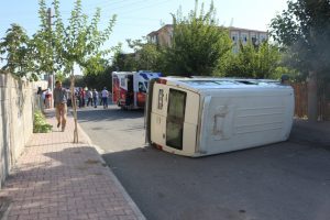 Otomobille &ccedil;arpışan minib&uuml;s devrildi