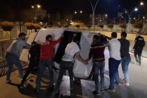 Bursa'da takla atıp yan duran otomobilini kendisi d&uuml;zeltti