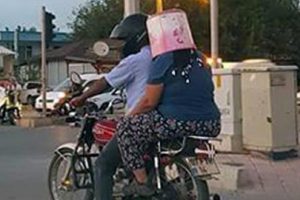 Motosiklete binen kadın kafasına kova taktı