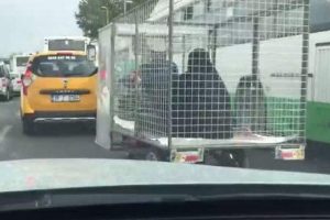 Motosikletin arkasına bağladığı kafeste kadın taşıyan adam g&uuml;ndemi sarstı!