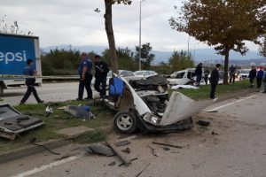 Otomobil parampar&ccedil;a oldu: 1 &ouml;l&uuml;, 1 yaralı