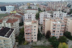 Bursa'da çökme tehlikesiyle tahliye edilen 6 katlı apartman havadan görüntülendi