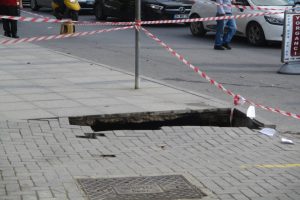 İstanbul Ataşehir'de yol çöktü
