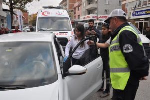 Bursa'da otomobilinde uyuyakalan sürücü güçlükle uyandırıldı