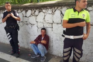2 gen&ccedil; kızı taciz ettiği iddia edilen m&uuml;lteciye lin&ccedil; girişimi