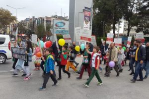 Bursa'da &ccedil;ocuklar ailelerini protesto etmek i&ccedil;in sokağa d&ouml;k&uuml;ld&uuml;