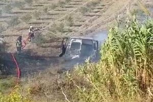 Minib&uuml;s alev aldı, s&uuml;r&uuml;c&uuml; tarlaya daldı