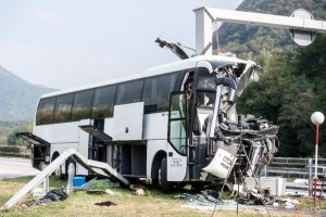 Turist otob&uuml;s&uuml; direğe &ccedil;arptı: 15 yaralı