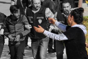 Kız arkadaşına laf atan kişiyi &ouml;ld&uuml;rd&uuml;