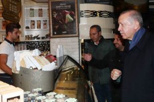Cumhurbaşkanı Erdoğan, bir pastaneden alışveriş yaptı