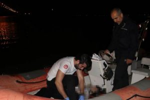 Gen&ccedil; kadın taksiden iner inmez k&ouml;pr&uuml;den g&ouml;le atladı