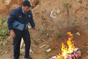 Bursa'da zabıta ekipleri tarihi ge&ccedil;miş &uuml;r&uuml;nlere el koydu