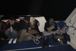 Kuşadası K&ouml;rfezi ve Didim'de 76 ka&ccedil;ak g&ouml;&ccedil;men yakalandı
