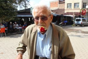 Bursa'da 60 yıldır ağzında sigara yerine g&uuml;l ile dolaşıyor