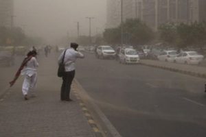 Hindistan'da kasırga: 24 &ouml;l&uuml;