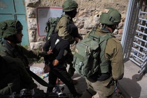 İsrail g&uuml;&ccedil;leri 22 Filistinliyi g&ouml;zaltına aldı