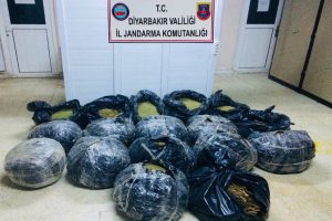 Diyarbakır'da 164 kilogram esrar ele ge&ccedil;irildi