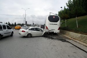 Otob&uuml;se &ccedil;arpan s&uuml;r&uuml;c&uuml; ağır yaralandı