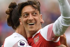 UEFA'dan &Ouml;zil'e kutlama