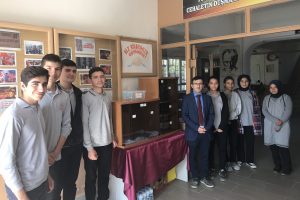 Bursa'da "Biz Birbirimize Güveniriz" projesiyle öğrenciler sahibi olmayan kantinden alışveriş yapıyor