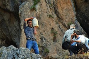 S&uuml;t &uuml;r&uuml;nlerini mağarada muhafaza ediyorlar