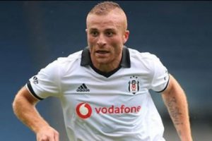 G&ouml;khan T&ouml;re kul&uuml;p arıyor