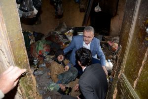 Bursa'da kedileriyle &ccedil;&ouml;p evde yaşayan yaşlı kadın hastaneye kaldırıldı
