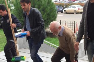 Baba-oğulun televizyon kavgasında kan aktı!