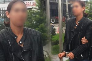Sokak ortasında &uuml;vey babasını bı&ccedil;akladı
