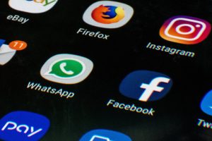 'Sosyal medyada vakit ge&ccedil;iriyor' diyerek kocasını mahkemeye verdi!