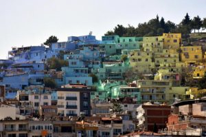 Kuşadası'ndaki mahalle g&ouml;kkuşağının renklerine b&uuml;r&uuml;nd&uuml;