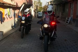 Polise saldıran iki kişi g&ouml;zaltında